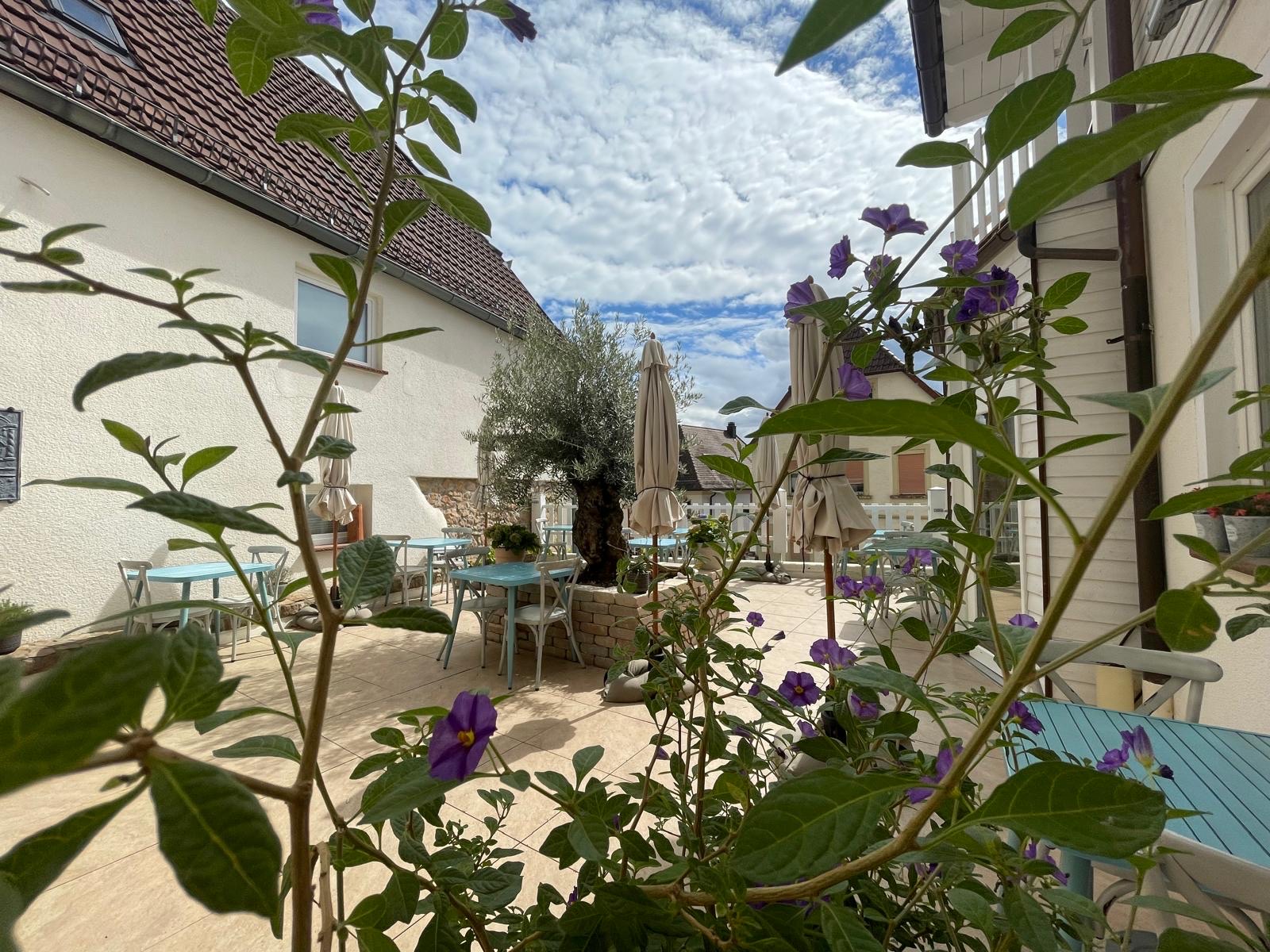 Terrasse des Hotels in ruhiger Atmosphäre
